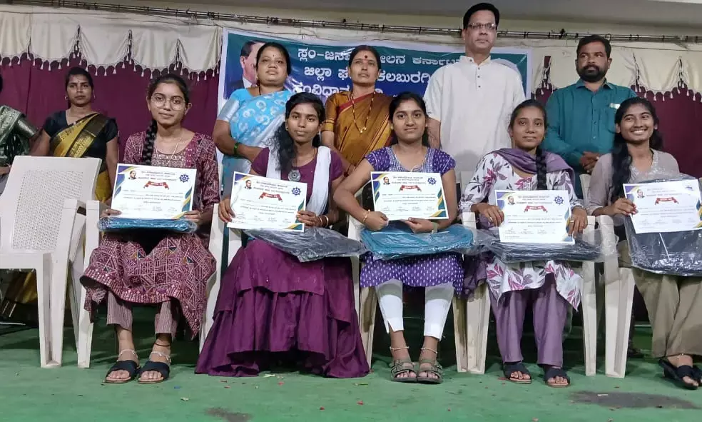 ಕಲಬುರಗಿ | ಸ್ಲಂ ಜನಾಂದೋಲನ ವತಿಯಿಂದ ವಿದ್ಯಾರ್ಥಿಗಳಿಗೆ ಪ್ರತಿಭಾ ಪುರಸ್ಕಾರ