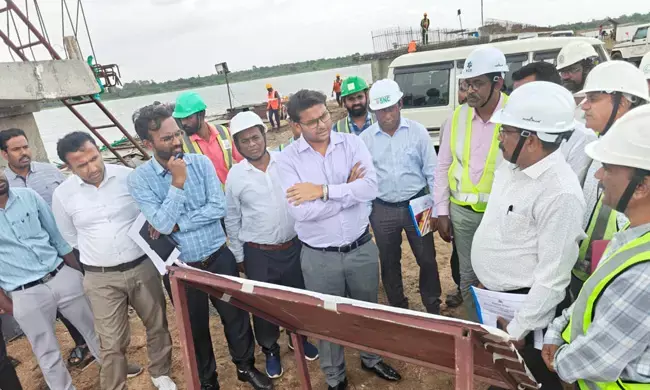 ರಾಯಚೂರು | ಬಹುಗ್ರಾಮ ನೀರು ಸರಬರಾಜು ಯೋಜನೆಯ ಕಾಮಗಾರಿಗಳನ್ನು ಪರಿಶೀಲಿಸಿದ ಜಿಪಂ ಸಿಇಓ ಈಶ್ವರ್ ಕಾಂದೂ