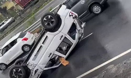 ಶ್ರೀರಂಗಪಟ್ಟಣ | ಸಾಧನಾ ಸಮಾವೇಶದಿಂದ ವಾಪಸ್​ ಬರುತ್ತಿದ್ದ ಡಿ.ಕೆ.ಶಿವಕುಮಾರ್‌ರ ಬೆಂಗಾವಲು ವಾಹನ ಪಲ್ಟಿ: ನಾಲ್ವರಿಗೆ ಗಾಯ