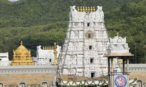 ನೀತಿ ಸಂಹಿತೆ ಉಲ್ಲಂಘನೆ : ತಿರುಪತಿ ದೇವಸ್ಥಾನದ ಮಂಡಳಿಯಿಂದ ನಾಲ್ವರು ಉದ್ಯೋಗಿಗಳ ಅಮಾನತು
