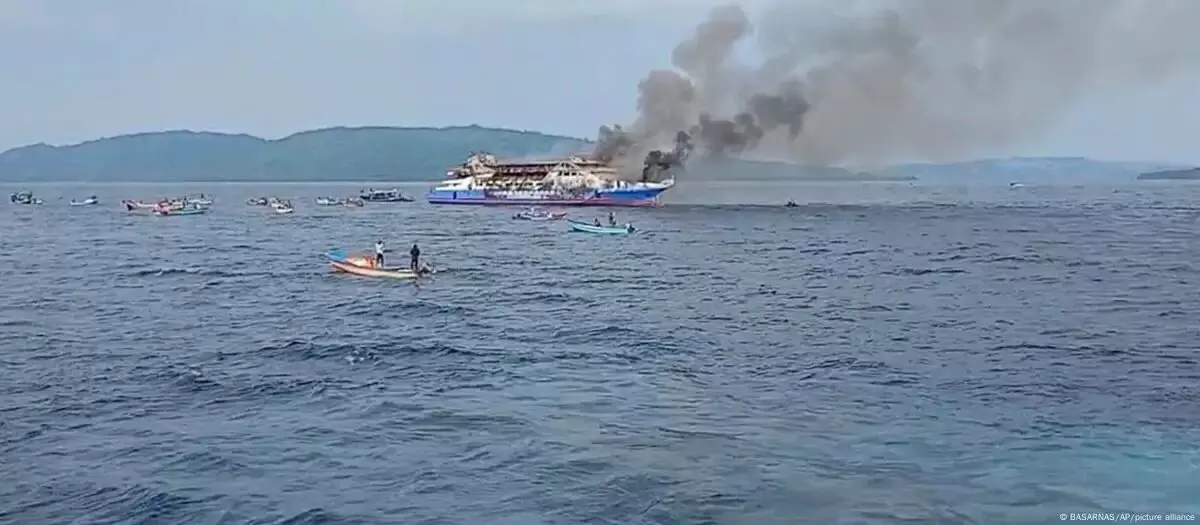 ಇಂಡೊನೇಶ್ಯಾ: ನೌಕೆಗೆ ಬೆಂಕಿ; ಕನಿಷ್ಠ 5 ಮಂದಿ ಮೃತ್ಯು