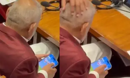 ಮಹಾರಾಷ್ಟ್ರ | ವಿಧಾನಸಭೆ ಕಲಾಪದ ವೇಳೆ ರಮ್ಮಿ ಆಡುತ್ತಿದ್ದ ಕೃಷಿ ಸಚಿವ : ವೀಡಿಯೊ ವೈರಲ್