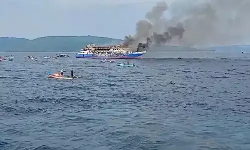 ಇಂಡೊನೇಶ್ಯಾ: ನೌಕೆಗೆ ಬೆಂಕಿ; ಕನಿಷ್ಠ 5 ಮಂದಿ ಮೃತ್ಯು