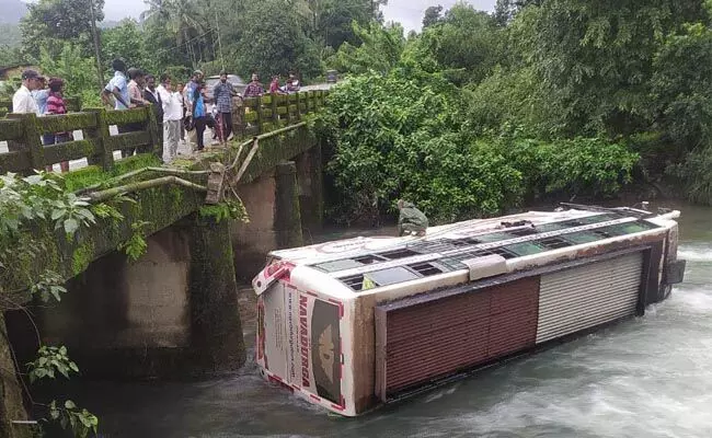 ಅಂಕೋಲಾ: ಬಸ್ ಪಲ್ಟಿಯಾಗಿ ಓರ್ವ ಮೃತ್ಯು, ಐವರಿಗೆ ಗಂಭೀರ ಗಾಯ