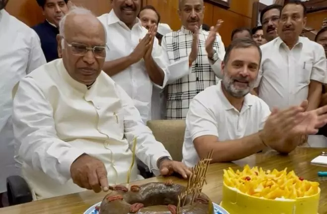 ರಾಜ್ಯಸಭಾ ವಿಪಕ್ಷ ನಾಯಕ ಮಲ್ಲಿಕಾರ್ಜುನ ಖರ್ಗೆಯವರ ಜನ್ಮದಿನವನ್ನು ಆಚರಿಸಿದ ಕಾಂಗ್ರೆಸ್ ಸಂಸದರು
