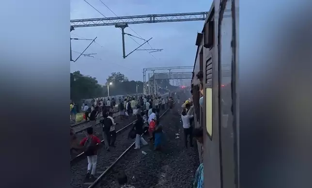 ಕಲಬುರಗಿ | ಹಾಸನ- ಸೋಲಾಪುರ ಎಕ್ಸ್ಪ್ರೆಸ್ ರೈಲಿನಲ್ಲಿ ಕಾಣಿಸಿಕೊಂಡ ಹೊಗೆ ಕಲಬುರಗಿ | ಹಾಸನ- ಸೋಲಾಪುರ ಎಕ್ಸ್ಪ್ರೆಸ್ ರೈಲಿನಲ್ಲಿ ಕಾಣಿಸಿಕೊಂಡ ಹೊಗೆ