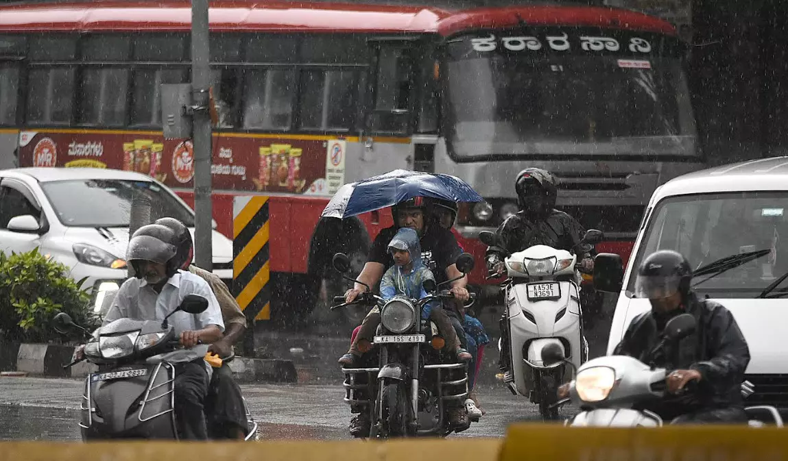 ಬೆಂಗಳೂರಿನಲ್ಲಿ ಮುಂದುವರೆದ ಮಳೆ, ವಾಹನ ಸವಾರರು ಪರದಾಟ