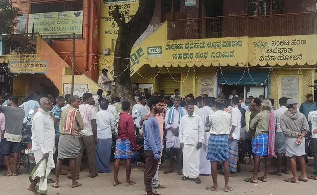 ವಿಜಯನಗರ | ಯೂರಿಯಾ ಗೊಬ್ಬರಕ್ಕಾಗಿ ಮುಗಿಬಿದ್ದ ರೈತರು ವಿಜಯನಗರ | ಯೂರಿಯಾ ಗೊಬ್ಬರಕ್ಕಾಗಿ ಮುಗಿಬಿದ್ದ ರೈತರು