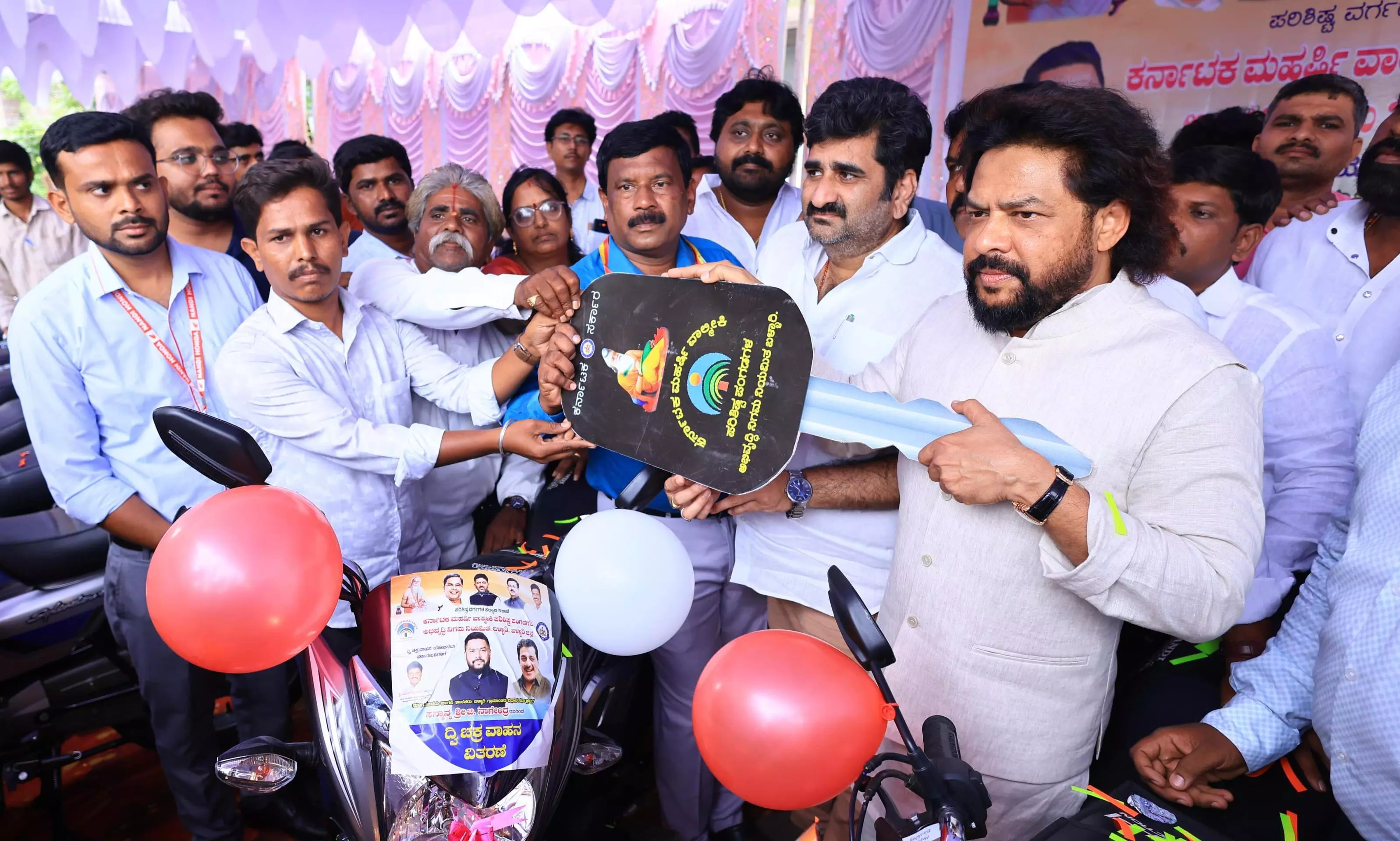 ಬಳ್ಳಾರಿ | 150 ಫಲಾನುಭವಿಗಳಿಗೆ ದ್ವಿಚಕ್ರ ವಾಹನ ವಿತರಿಸಿದ ಶಾಸಕ ಬಿ.ನಾಗೇಂದ್ರ