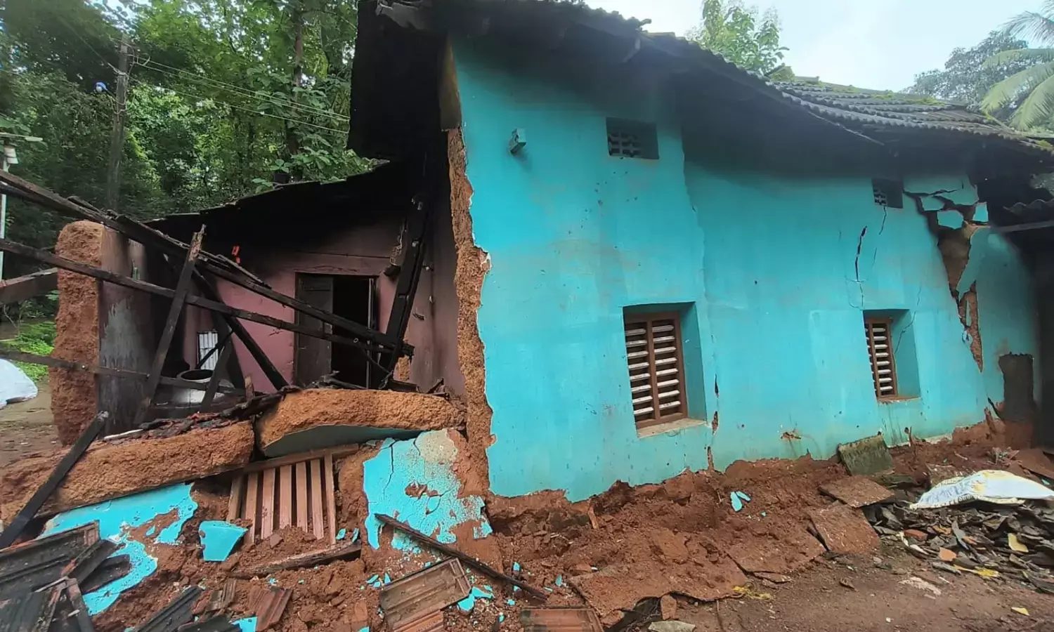 ಕುಂದಾಪುರ: ಮಳೆಗೆ ಮನೆ ಸಂಪೂರ್ಣ ಹಾನಿ; 10 ಲಕ್ಷ ರೂ. ನಷ್ಟ