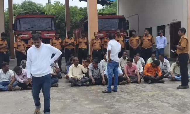 ರಾಯಚೂರು | ವೈಟಿಪಿಎಸ್ ಅಗ್ನಿಶಾಮಕ ದಳ ಸಿಬ್ಬಂದಿಗಳನ್ನು ವಜಾಗೊಳಿಸಿದ್ದನ್ನು ಖಂಡಿಸಿ ಪ್ರತಿಭಟನೆ