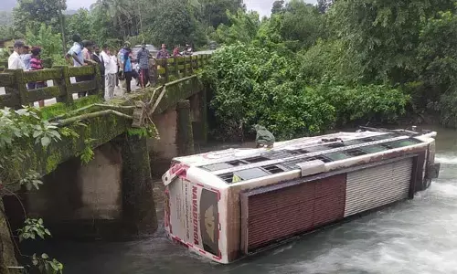 ಅಂಕೋಲಾ: ಬಸ್ ಪಲ್ಟಿಯಾಗಿ ಓರ್ವ ಮೃತ್ಯು, ಐವರಿಗೆ ಗಂಭೀರ ಗಾಯ