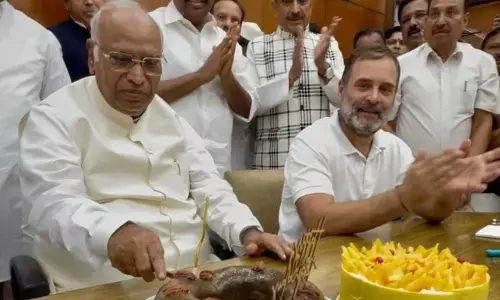 ರಾಜ್ಯಸಭಾ ವಿಪಕ್ಷ ನಾಯಕ ಮಲ್ಲಿಕಾರ್ಜುನ ಖರ್ಗೆಯವರ ಜನ್ಮದಿನವನ್ನು ಆಚರಿಸಿದ ಕಾಂಗ್ರೆಸ್ ಸಂಸದರು