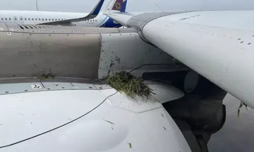 ಮುಂಬೈ ವಿಮಾನ ನಿಲ್ದಾಣದ ರನ್ ವೇಯಿಂದ ಕೆಳಗೆ ಜಾರಿದ ಏರ್ ಇಂಡಿಯಾ ವಿಮಾನ; ಅಪಾಯದಿಂದ ಪಾರಾದ ಪ್ರಯಾಣಿಕರು