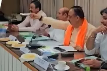 ಉತ್ತರ ಪ್ರದೇಶ | ವಿದ್ಯುತ್ ಕಂಬ ತೆರವಿಗೆ ಹಣದ ಕೊರತೆ ಎಂದ ಅಧಿಕಾರಿಗಳು: ಜೇಬಿನಿಂದ ಹಣ ತೆಗೆದು ನೀಡಿ ಕೆಲಸ ಮಾಡಿ ಎಂದ ಶಾಸಕ