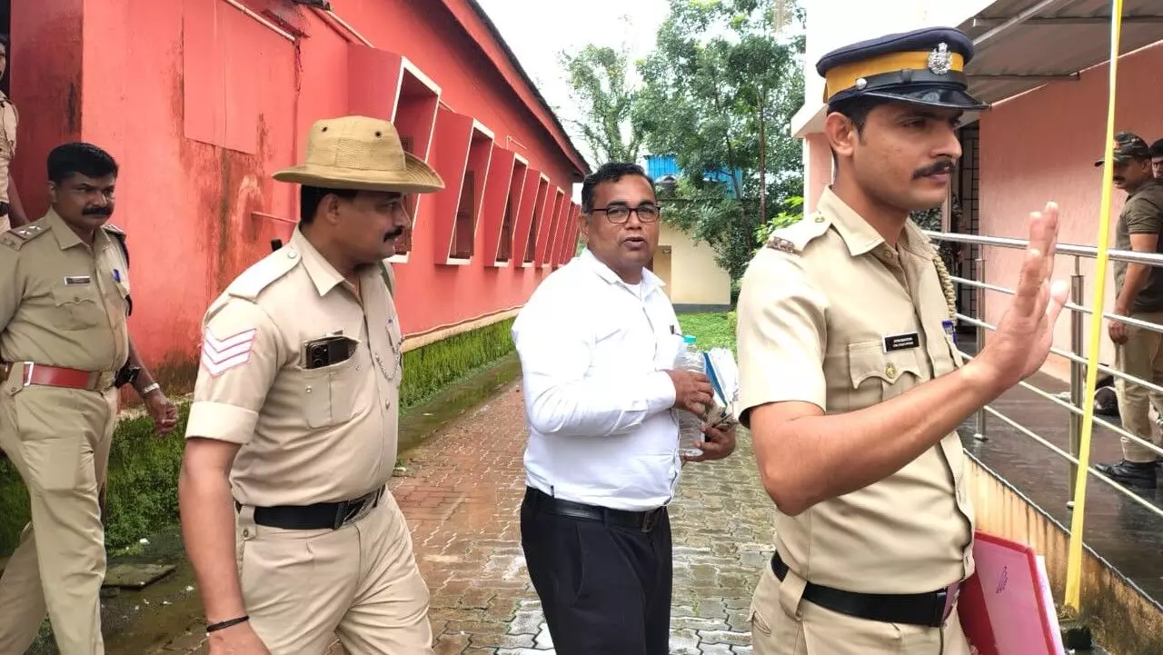 ಬೆಳ್ತಂಗಡಿ: ನಕ್ಸಲ್ ನಾಯಕ ರೂಪೇಶ್ 3 ದಿನ ಪೊಲೀಸ್ ಕಸ್ಟಡಿಗೆ ಬೆಳ್ತಂಗಡಿ: ನಕ್ಸಲ್ ನಾಯಕ ರೂಪೇಶ್ 3 ದಿನ ಪೊಲೀಸ್ ಕಸ್ಟಡಿಗೆ