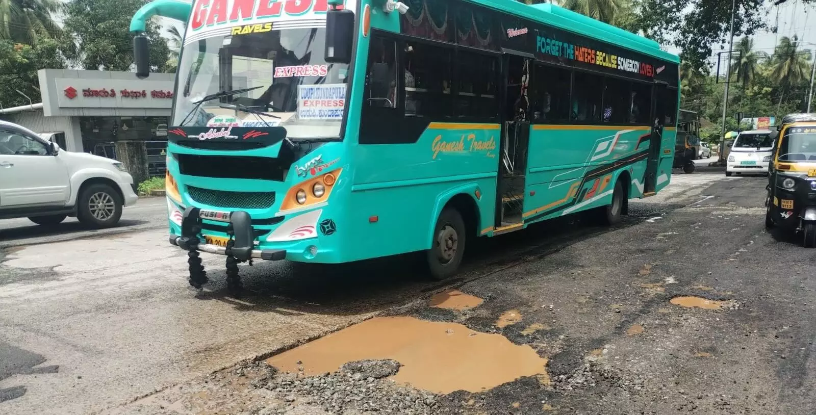 ಎಡೆಬಿಡದೆ ನಿರಂತರವಾಗಿ ಸುರಿಯುತ್ತಿರುವ ಮಳೆ: ಉಡುಪಿ ನಗರದ ಬಹುತೇಕ ರಸ್ತೆಗಳು ಹೊಂಡಮಯ! ಎಡೆಬಿಡದೆ ನಿರಂತರವಾಗಿ ಸುರಿಯುತ್ತಿರುವ ಮಳೆ: ಉಡುಪಿ ನಗರದ ಬಹುತೇಕ ರಸ್ತೆಗಳು ಹೊಂಡಮಯ!