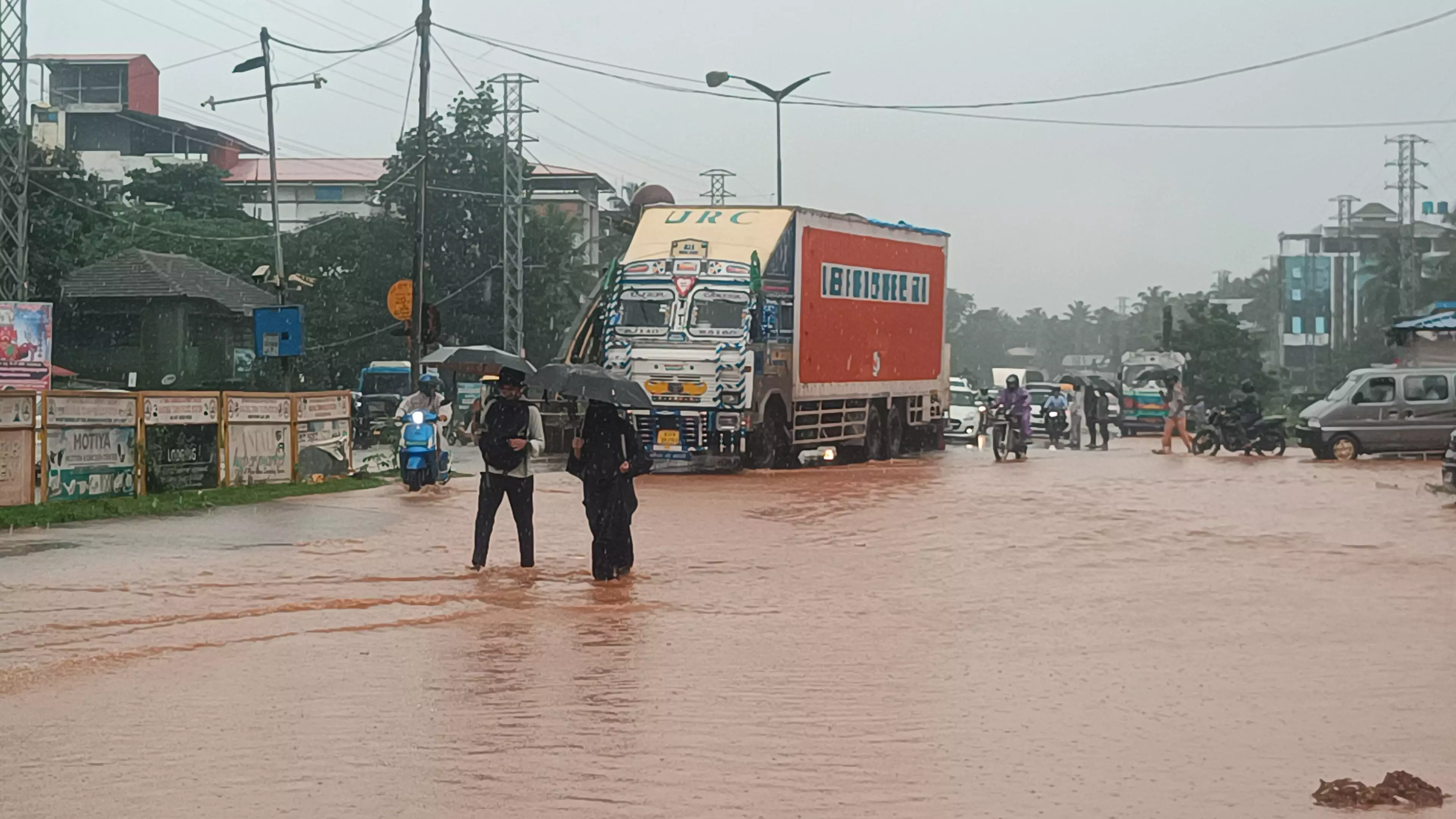 ಭಟ್ಕಳದಲ್ಲಿ ಭಾರೀ ಮಳೆ: ಜನಜೀವನ ಅಸ್ತವ್ಯಸ್ತ, ರಸ್ತೆಗಳು ಜಲಾವೃತ ಭಟ್ಕಳದಲ್ಲಿ ಭಾರೀ ಮಳೆ: ಜನಜೀವನ ಅಸ್ತವ್ಯಸ್ತ, ರಸ್ತೆಗಳು ಜಲಾವೃತ