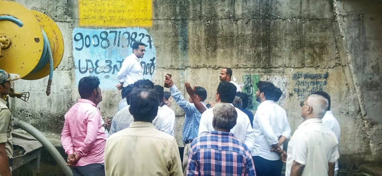 ರಾಯಚೂರಿನಲ್ಲಿ ಭಾರಿ ಮಳೆ: ಜಲಾವೃತ ಪ್ರದೇಶಕ್ಕೆ ಪಾಲಿಕೆಯ ಆಯುಕ್ತ ಜುಬಿನ್ ಮೊಹಪಾತ್ರ ಭೇಟಿ, ಪರಿಶೀಲನೆ ರಾಯಚೂರಿನಲ್ಲಿ ಭಾರಿ ಮಳೆ: ಜಲಾವೃತ ಪ್ರದೇಶಕ್ಕೆ ಪಾಲಿಕೆಯ ಆಯುಕ್ತ ಜುಬಿನ್ ಮೊಹಪಾತ್ರ ಭೇಟಿ, ಪರಿಶೀಲನೆ