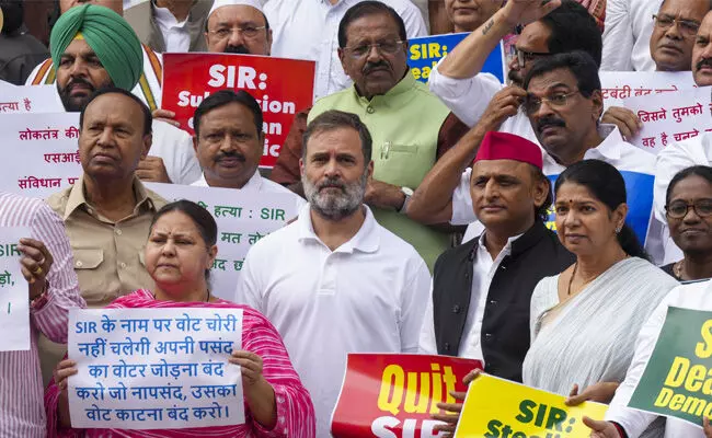 ಬಿಹಾರದಲ್ಲಿ ಮತದಾರರ ಪಟ್ಟಿಗಳ ಪರಿಷ್ಕರಣೆ ವಿರುದ್ಧ ಪ್ರತಿಪಕ್ಷ ಸಂಸದರಿಂದ ಸಂಸತ್ತಿನಲ್ಲಿ ಪ್ರತಿಭಟನೆ