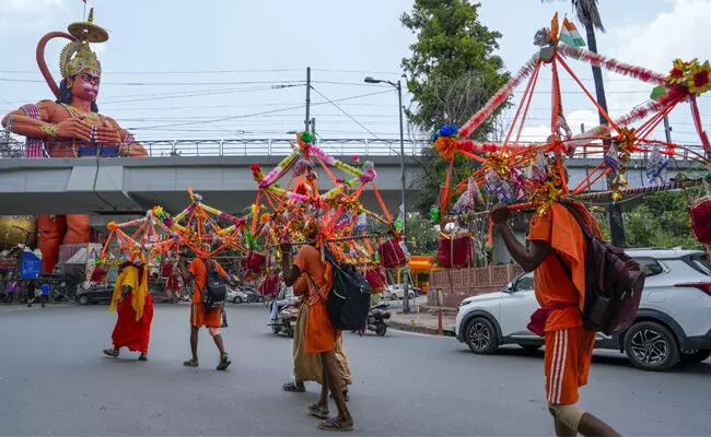 ಕನ್ವರ್ ಯಾತ್ರಾ ಮಾರ್ಗದ ತಿನಿಸುಗಳಿಗೆ QR ಕೋಡ್ ನಿಯಮ ಪ್ರಶ್ನಿಸಿ ಅರ್ಜಿ; ಪರಿಶೀಲನೆಗೆ ಸುಪ್ರೀಂ ಕೋರ್ಟ್ ನಿರಾಕರಣೆ