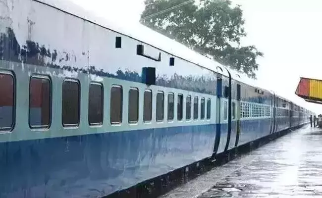 ಯಾದಗಿರಿಯಲ್ಲಿ ರಾಜಧಾನಿ ಎಕ್ಸ್ ಪ್ರೆಸ್ ರೈಲು ನಿಲುಗಡೆ ಮುಂದುವರಿಕೆ