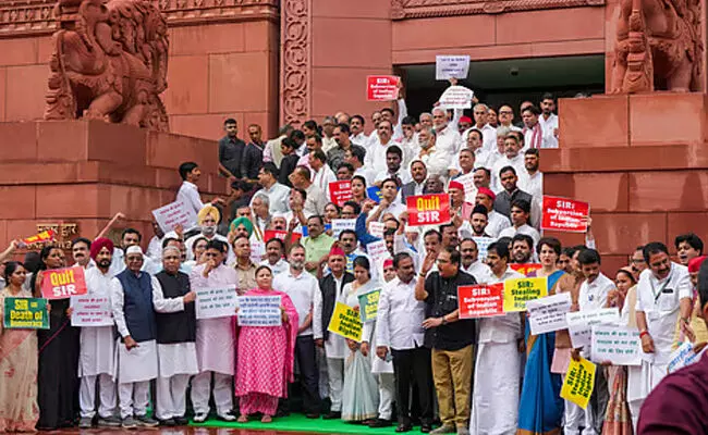 ಬಿಹಾರ ಮತದಾರರ ಪಟ್ಟಿಗಳ ಪರಿಷ್ಕರಣೆ ವಿರುದ್ಧ ಪ್ರತಿಭಟನೆ; ದಿನದ ಮಟ್ಟಿಗೆ ಸಂಸತ್ ಮುಂದೂಡಿಕೆ