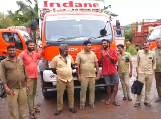 ಮಂಗಳೂರು: ಗ್ಯಾಸ್ ಸಿಲಿಂಡರ್ ಸಾಗಾಟ ಲಾರಿ ಚಾಲಕರ ಮುಷ್ಕರ ಮಂಗಳೂರು: ಗ್ಯಾಸ್ ಸಿಲಿಂಡರ್ ಸಾಗಾಟ ಲಾರಿ ಚಾಲಕರ ಮುಷ್ಕರ