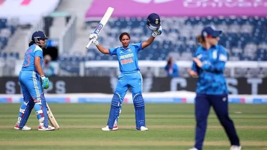 3ನೇ ಏಕದಿನ ಪಂದ್ಯ: ಹರ್ಮನ್ಪ್ರೀತ್ ಕೌರ್ ಶತಕ 3ನೇ ಏಕದಿನ ಪಂದ್ಯ: ಹರ್ಮನ್ಪ್ರೀತ್ ಕೌರ್ ಶತಕ