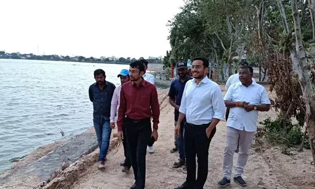 ರಾಯಚೂರು | ನಗರದ ಮಾವಿನಕೆರೆಗೆ ಜಿಲ್ಲಾಧಿಕಾರಿಗಳು, ಪಾಲಿಕೆಯ ಆಯುಕ್ತರು ಭೇಟಿ