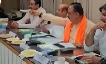 ಉತ್ತರ ಪ್ರದೇಶ | ವಿದ್ಯುತ್ ಕಂಬ ತೆರವಿಗೆ ಹಣದ ಕೊರತೆ ಎಂದ ಅಧಿಕಾರಿಗಳು: ಜೇಬಿನಿಂದ ಹಣ ತೆಗೆದು ನೀಡಿ ಕೆಲಸ ಮಾಡಿ ಎಂದ ಶಾಸಕ