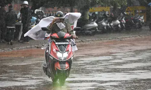 ಬೆಂಗಳೂರಿನಲ್ಲಿ ಮುಂದುವರೆದ ಮಳೆ, ವಾಹನ ಸವಾರರು ಪರದಾಟ