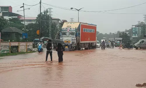 ಭಟ್ಕಳದಲ್ಲಿ ಭಾರೀ ಮಳೆ: ಜನಜೀವನ ಅಸ್ತವ್ಯಸ್ತ, ರಸ್ತೆಗಳು ಜಲಾವೃತ