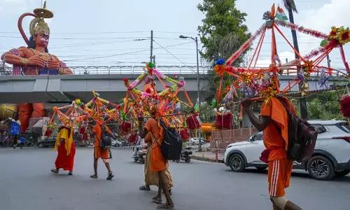 ಕನ್ವರ್ ಯಾತ್ರಾ ಮಾರ್ಗದ ತಿನಿಸುಗಳಿಗೆ QR ಕೋಡ್ ನಿಯಮ ಪ್ರಶ್ನಿಸಿ ಅರ್ಜಿ; ಪರಿಶೀಲನೆಗೆ ಸುಪ್ರೀಂ ಕೋರ್ಟ್ ನಿರಾಕರಣೆ