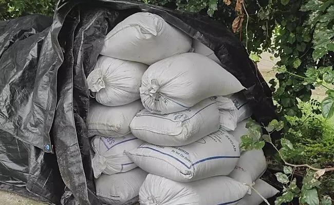 ಹೊಸಪೇಟೆ | ಲಕ್ಷಾಂತರ ರೂ. ಮೌಲ್ಯದ ಅಕ್ರಮ ಪಡಿತರ ಅಕ್ಕಿ, ರಾಗಿ ವಶ