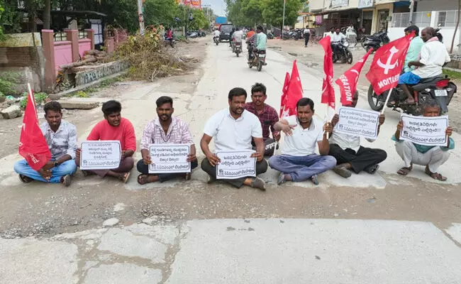 ರಾಯಚೂರು | ರಸ್ತೆಯಲ್ಲಿನ ಗುಂಡಿಗಳನ್ನು ಮುಚ್ಚಲು ಆಗ್ರಹಿಸಿ ಸಿಪಿಐಎಂ (ಲಿಬರೇಶನ್) ಕಾರ್ಯಕರ್ತರ ಪ್ರತಿಭಟನೆ ರಾಯಚೂರು | ರಸ್ತೆಯಲ್ಲಿನ ಗುಂಡಿಗಳನ್ನು ಮುಚ್ಚಲು ಆಗ್ರಹಿಸಿ ಸಿಪಿಐಎಂ (ಲಿಬರೇಶನ್) ಕಾರ್ಯಕರ್ತರ ಪ್ರತಿಭಟನೆ