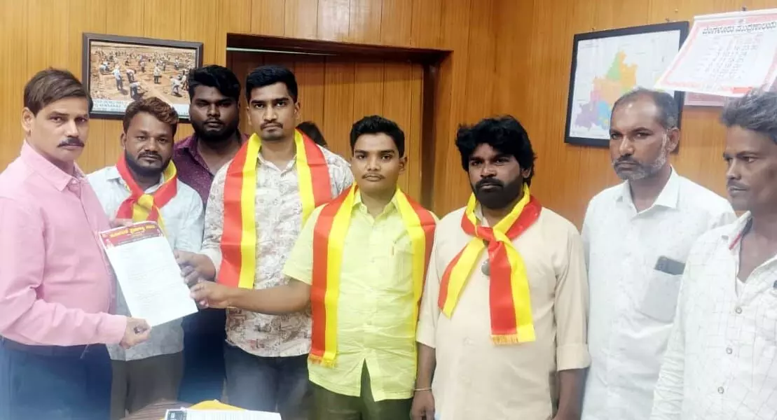 ಬೀದರ್ | ಜಿಲ್ಲೆಯ ಹಿಂದುಳಿದ ವರ್ಗಗಳ ಕಲ್ಯಾಣ ಇಲಾಖೆಯ ಪ್ರಭಾರ ಜಿಲ್ಲಾ ಕಲ್ಯಾಣಾಧಿಕಾರಿಯನ್ನು ಅಮಾನತುಗೊಳಿಸಲು ಮನವಿ ಬೀದರ್ | ಜಿಲ್ಲೆಯ ಹಿಂದುಳಿದ ವರ್ಗಗಳ ಕಲ್ಯಾಣ ಇಲಾಖೆಯ ಪ್ರಭಾರ ಜಿಲ್ಲಾ ಕಲ್ಯಾಣಾಧಿಕಾರಿಯನ್ನು ಅಮಾನತುಗೊಳಿಸಲು ಮನವಿ