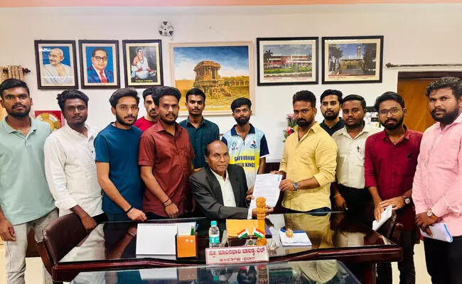 ಕಲಬುರಗಿ | ಸಿಂಡಿಕೇಟ್ ಸದಸ್ಯರನ್ನು ರಕ್ಷಿಸಲು ಸರಕಾರಕ್ಕೆ ಸುಳ್ಳು ವರದಿ ನೀಡಿದ ಆರೋಪ : ಕುಲಸಚಿವ ಚಂದ್ರಕಾಂತ್ ಯಾತನೂರ್ ವಿರುದ್ಧ ಕ್ರಮಕ್ಕೆ ಆಗ್ರಹ ಕಲಬುರಗಿ | ಸಿಂಡಿಕೇಟ್ ಸದಸ್ಯರನ್ನು ರಕ್ಷಿಸಲು ಸರಕಾರಕ್ಕೆ ಸುಳ್ಳು ವರದಿ ನೀಡಿದ ಆರೋಪ : ಕುಲಸಚಿವ ಚಂದ್ರಕಾಂತ್ ಯಾತನೂರ್ ವಿರುದ್ಧ ಕ್ರಮಕ್ಕೆ ಆಗ್ರಹ