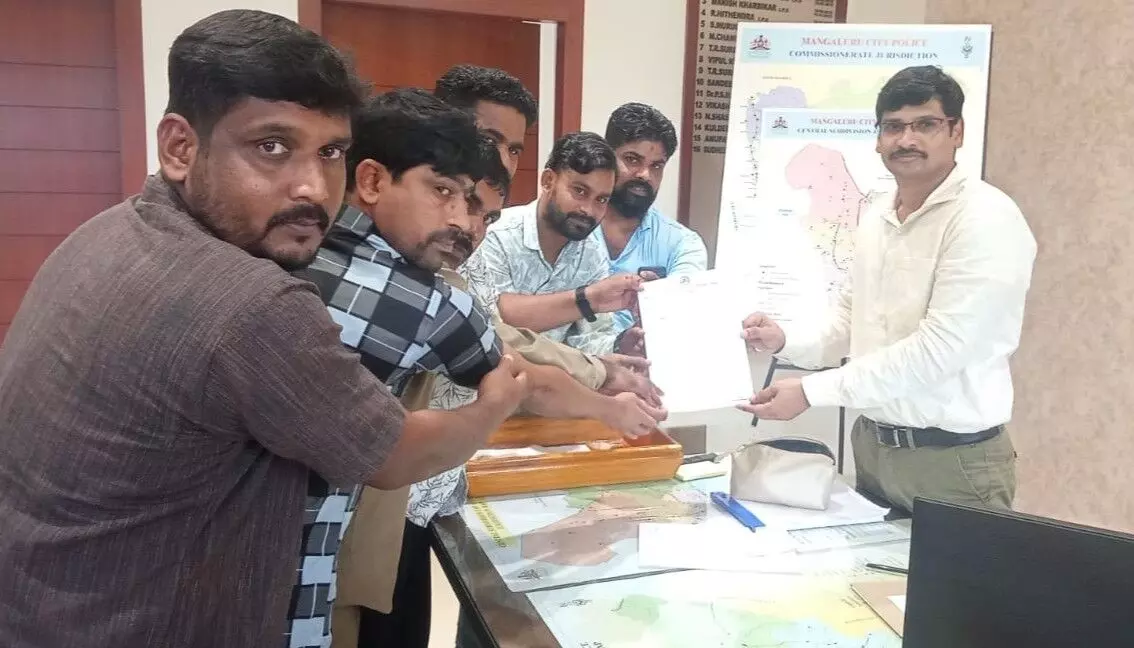 ಪಿಕ್ಪಾಕೆಟ್ ನಿಯಂತ್ರಣಕ್ಕೆ ರಾಣಿ ಅಬ್ಬಕ್ಕ ಖಾಸಗಿ ಬಸ್ ನೌಕರರ ಸಂಘ ಮನವಿ ಪಿಕ್ಪಾಕೆಟ್ ನಿಯಂತ್ರಣಕ್ಕೆ ರಾಣಿ ಅಬ್ಬಕ್ಕ ಖಾಸಗಿ ಬಸ್ ನೌಕರರ ಸಂಘ ಮನವಿ