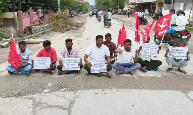 ರಾಯಚೂರು | ರಸ್ತೆಯಲ್ಲಿನ ಗುಂಡಿಗಳನ್ನು ಮುಚ್ಚಲು ಆಗ್ರಹಿಸಿ ಸಿಪಿಐಎಂ (ಲಿಬರೇಶನ್) ಕಾರ್ಯಕರ್ತರ ಪ್ರತಿಭಟನೆ