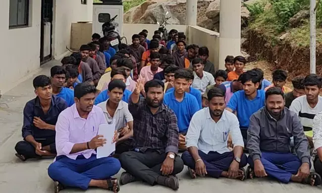 ರಾಯಚೂರು | ಅಂಬೇಡ್ಕರ್ ಹಾಸ್ಟೆಲ್ ಗೆ ಮೂಲಸೌಕರ್ಯ ಒದಗಿಸಲು ಒತ್ತಾಯಿಸಿ ಪ್ರತಿಭಟನೆ