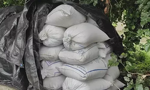 ಹೊಸಪೇಟೆ | ಲಕ್ಷಾಂತರ ರೂ. ಮೌಲ್ಯದ ಅಕ್ರಮ ಪಡಿತರ ಅಕ್ಕಿ, ರಾಗಿ ವಶ