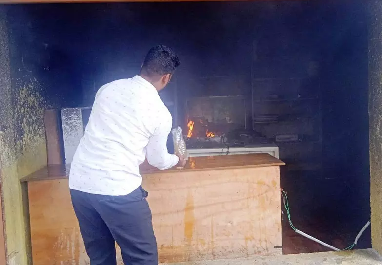 ಆಳಂದ | ಸೈಬರ್ ಸಂಟರ್ನಲ್ಲಿ ಅಗ್ನಿಅವಘಡ; ಹಲವು ಉಪಕರಣಗಳು ಬೆಂಕಿಗಾಹುತಿ ಆಳಂದ | ಸೈಬರ್ ಸಂಟರ್ನಲ್ಲಿ ಅಗ್ನಿಅವಘಡ; ಹಲವು ಉಪಕರಣಗಳು ಬೆಂಕಿಗಾಹುತಿ