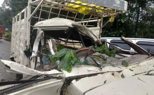 ಕುಂದಾಪುರ: ಕಾಳಾವರದಲ್ಲಿ ಚಲಿಸುತ್ತಿದ್ದ ಪಿಕಪ್ ಮೇಲೆ ಬಿದ್ದ ಮರ; ಚಾಲಕನಿಗೆ ಗಾಯ ಕುಂದಾಪುರ: ಕಾಳಾವರದಲ್ಲಿ ಚಲಿಸುತ್ತಿದ್ದ ಪಿಕಪ್ ಮೇಲೆ ಬಿದ್ದ ಮರ; ಚಾಲಕನಿಗೆ ಗಾಯ