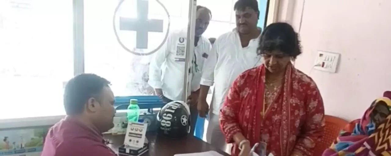 ಬೀದರ್ | ನಕಲಿ ಕ್ಲಿನಿಕ್ ಮೇಲೆ ತಾಲೂಕು ವೈದ್ಯಾಧಿಕಾರಿಯಿಂದ ದಾಳಿ; ಹೆಚ್ಚಿನ ಡೋಸ್ ಹೊಂದಿದ ಔಷಧಿ ವಶಕ್ಕೆ ಬೀದರ್ | ನಕಲಿ ಕ್ಲಿನಿಕ್ ಮೇಲೆ ತಾಲೂಕು ವೈದ್ಯಾಧಿಕಾರಿಯಿಂದ ದಾಳಿ; ಹೆಚ್ಚಿನ ಡೋಸ್ ಹೊಂದಿದ ಔಷಧಿ ವಶಕ್ಕೆ