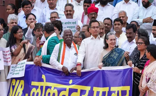 ಎಸ್ಐಆರ್ ವಿರುದ್ಧ ‘ಇಂಡಿಯಾ’ ಮೈತ್ರಿಕೂಟದಿಂದ ಪ್ರತಿಭಟನೆ ಎಸ್ಐಆರ್ ವಿರುದ್ಧ ‘ಇಂಡಿಯಾ’ ಮೈತ್ರಿಕೂಟದಿಂದ ಪ್ರತಿಭಟನೆ