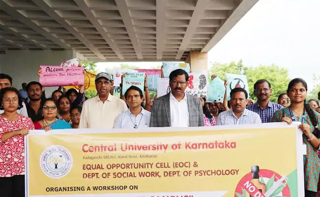 ಕಲಬುರಗಿ | ಸಿಯುಕೆಯಲ್ಲಿ ಎರಡು ವಾರಗಳ ʼನಶಾ ಮುಕ್ತ ಭಾರತʼ ಕಾರ್ಯಕ್ರಮದ ಉದ್ಘಾಟನೆ ಕಲಬುರಗಿ | ಸಿಯುಕೆಯಲ್ಲಿ ಎರಡು ವಾರಗಳ ʼನಶಾ ಮುಕ್ತ ಭಾರತʼ ಕಾರ್ಯಕ್ರಮದ ಉದ್ಘಾಟನೆ