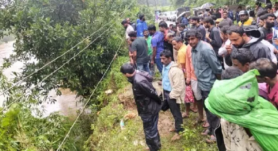 ಕಳಸ | ಭದ್ರಾ ನದಿ ತೀರದಲ್ಲಿ ವಿದ್ಯುತ್ ಕಂಬಕ್ಕೆ ಢಿಕ್ಕಿ; ನದಿಯಲ್ಲಿ ವಾಹನ ಸಹಿತ ಚಾಲಕ ಕೊಚ್ಚಿ ಹೋಗಿರುವ ಶಂಕೆ
