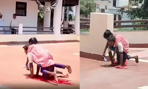 ಉತ್ತರಪ್ರದೇಶ | ರಸ್ತೆ ನಿರ್ಮಿಸುವಂತೆ ಆಗ್ರಹಿಸಿ ಪತ್ನಿಯನ್ನು ಬೆನ್ನ ಮೇಲೆ ಹೊತ್ತು ತೆವಳುತ್ತಾ ಡಿಸಿ ಕಚೇರಿಗೆ ಹೋದ ವಿಕಲ ಚೇತನ : ವೀಡಿಯೊ ವೈರಲ್