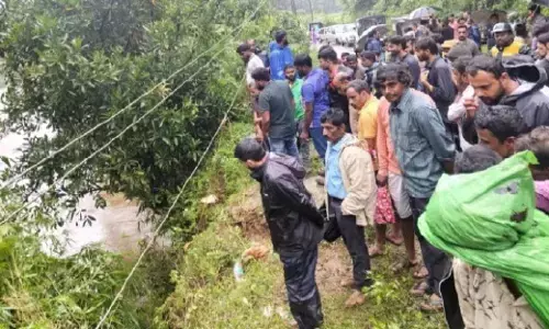 ಕಳಸ | ಭದ್ರಾ ನದಿ ತೀರದಲ್ಲಿ ವಿದ್ಯುತ್ ಕಂಬಕ್ಕೆ ಢಿಕ್ಕಿ; ನದಿಯಲ್ಲಿ ವಾಹನ ಸಹಿತ ಚಾಲಕ ಕೊಚ್ಚಿ ಹೋಗಿರುವ ಶಂಕೆ